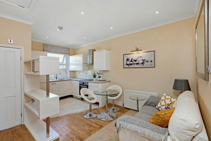 2 Bedroom Flat To Rent In North End Road, London, SW6