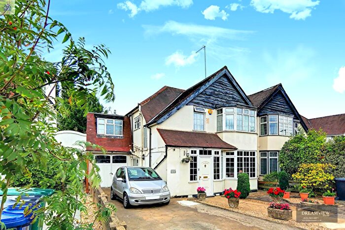 4 Bedroom Semi-Detached House For Sale In The Vale, London, NW11