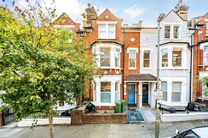 2 Bedroom Flat For Sale In Comyn Road, London, SW11