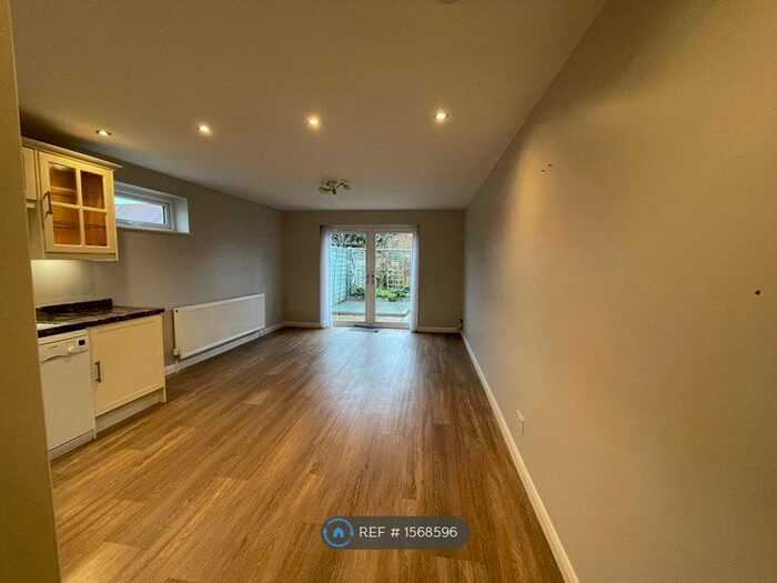 1 Bedroom End Of Terrace House To Rent In Forest Road, Windsor, SL4