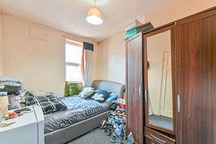 2 Bedroom Flat For Sale In Wyndham Estate, Camberwell, London, SE5