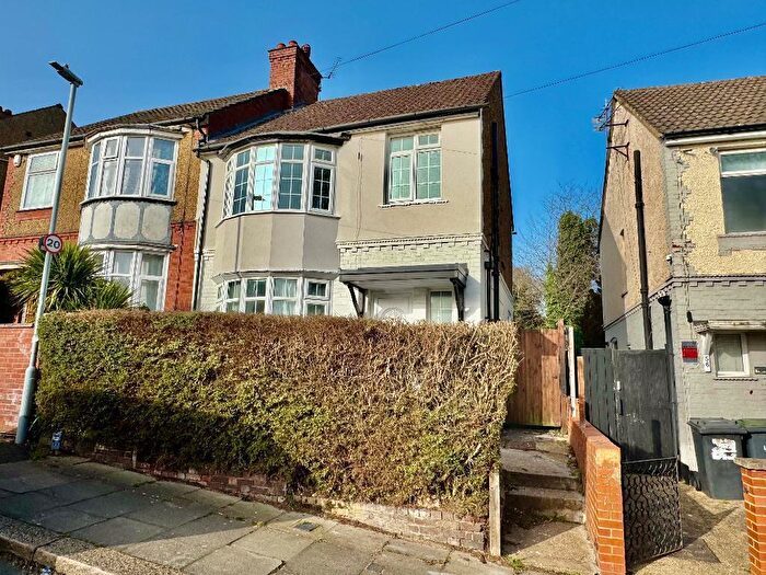 3 Bedroom Semi Detached House For Sale In Richmond Hill, Round Green, Luton, Bedfordshire, LU2