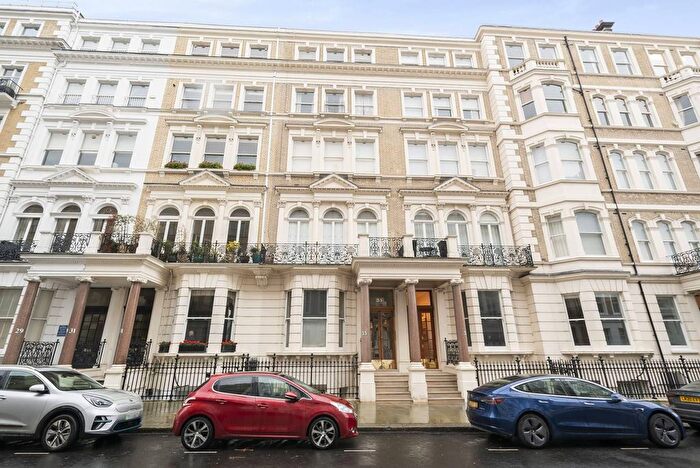 2 Bedroom Flat To Rent In De Vere Gardens, Kensington, London, W8
