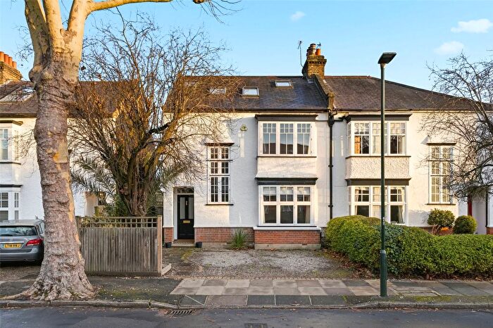 4 Bedroom Semi Detached House For Sale In Gloucester Road, Hampton, TW12