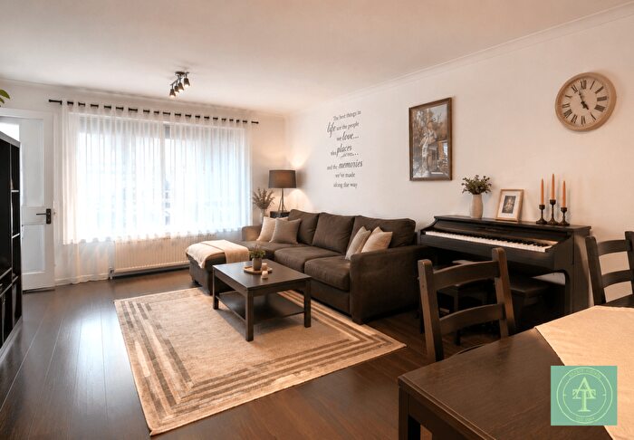 2 Bedroom Flat For Sale In Freshfield Drive, Southgate, London, N14