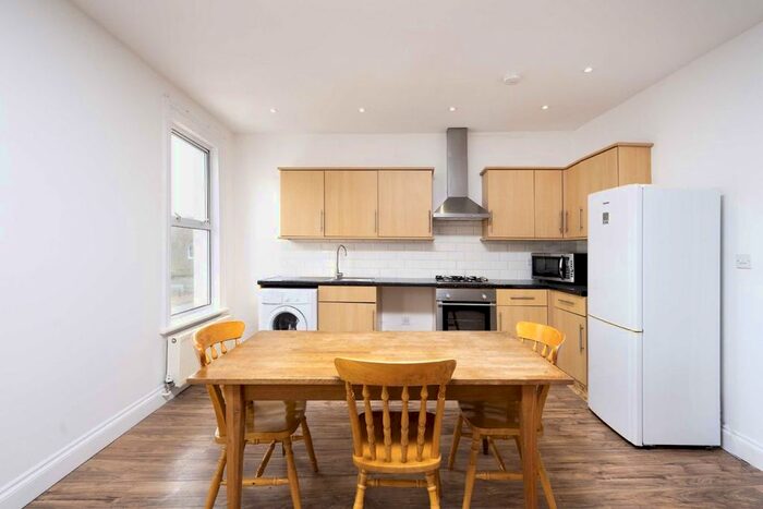 2 Bedroom Flat To Rent In Percy Road, London, W12