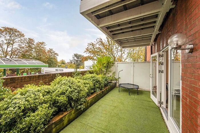 2 Bedroom Flat For Sale In Kingston Road, Wimbledon, London, SW20