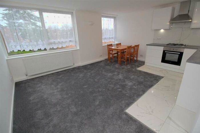 3 Bedroom Flat To Rent In Duncan Close, New Barnet, EN5