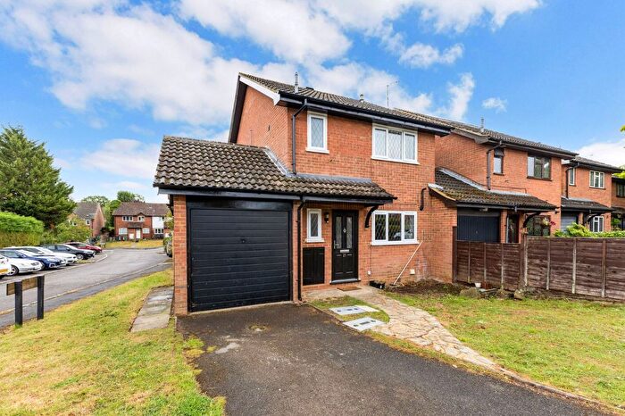3 Bedroom Link Detached House To Rent In Stonecrop Road, Guildford, Surrey, GU4