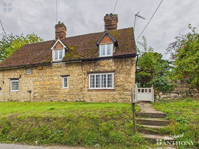 2 Bedroom Cottage For Sale In Oving Road, Whitchurch, Aylesbury, HP22