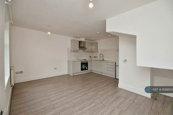 2 Bedroom Flat To Rent In Coveny Street, Cardiff, CF24