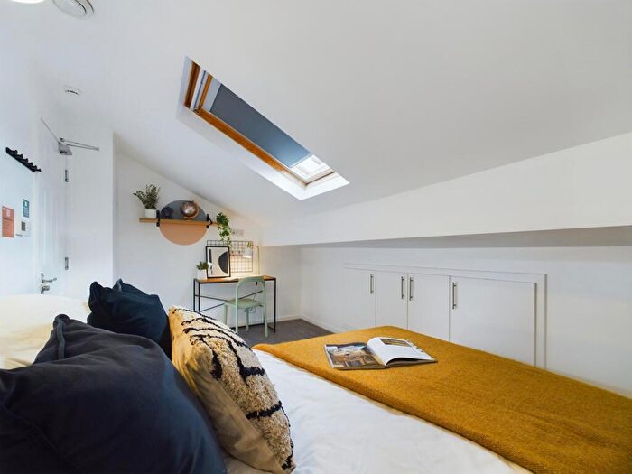 6 Bedroom House To Rent In Acomb Street, Manchester, M14