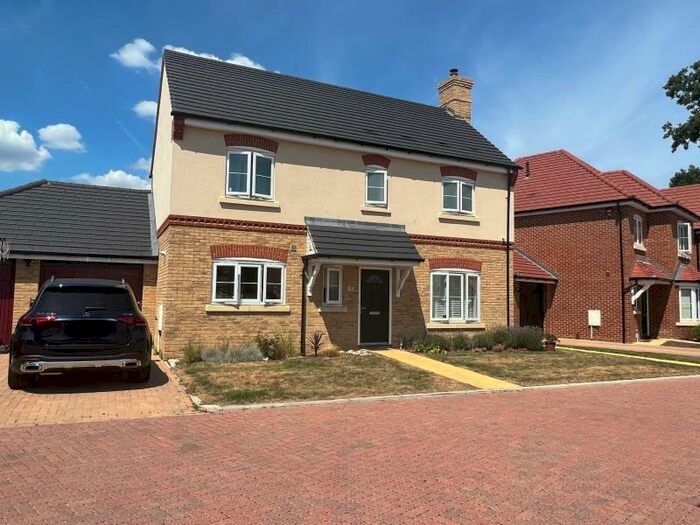 3 Bedroom Detached House To Rent In West End, GU24