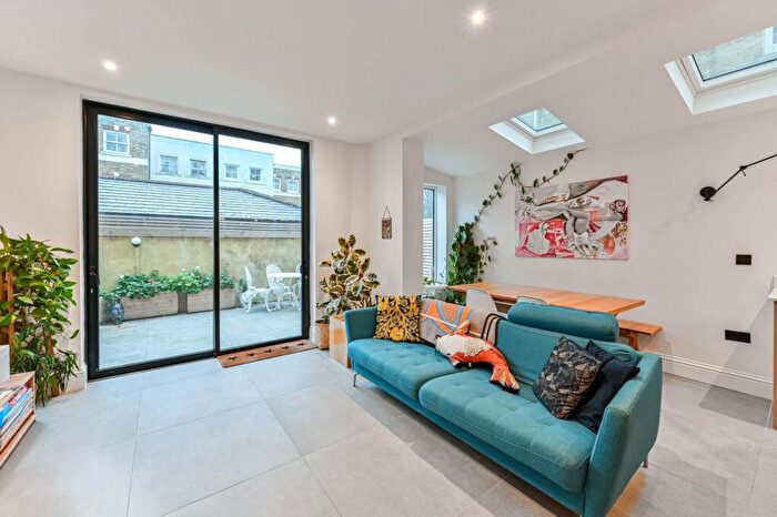 2 Bedroom Flat For Sale In Hazelbourne Road, Clapham South, London, SW12
