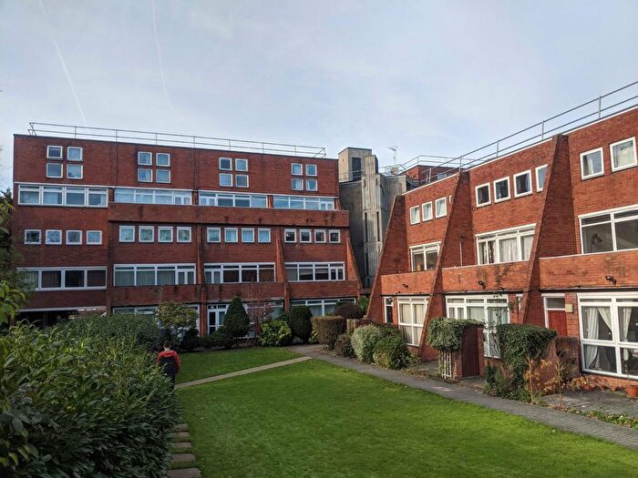 2 Bedroom Flat For Sale In Holden Avenue, Finchley, N12