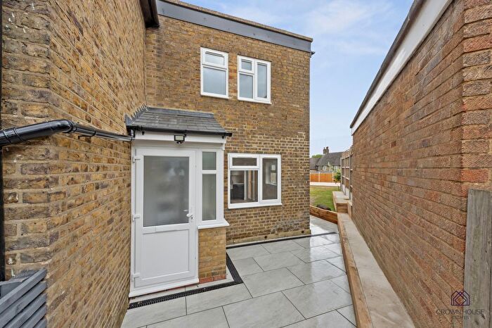 2 Bedroom End Terrace House To Rent In Crescent Way, London, N12