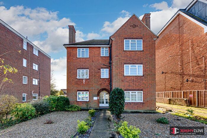 3 Bedroom Flat To Rent In Torrington Park, London, N12