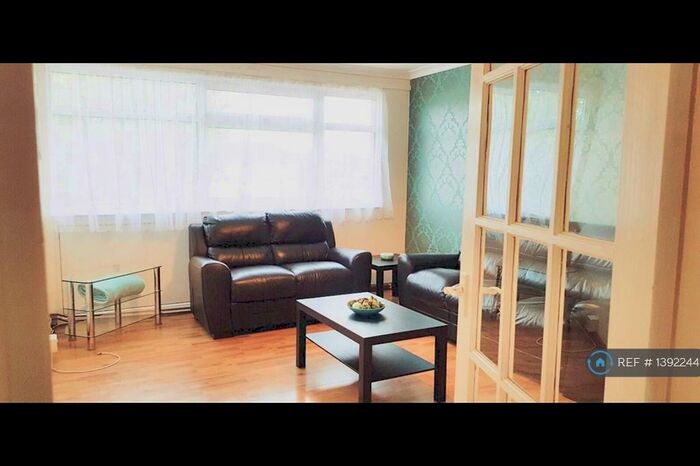 3 Bedroom Flat To Rent In Colne Court, Epsom, KT19