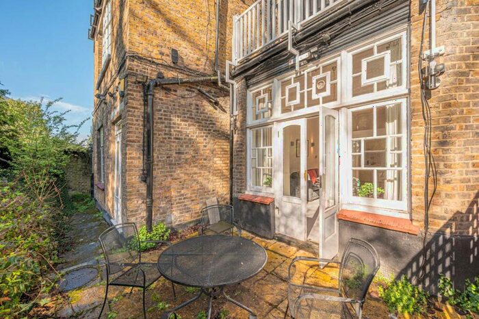 3 Bedroom Flat To Rent In Frognal, Hampstead, London, NW3