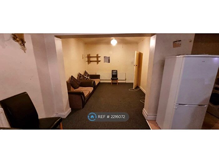 1 Bedroom Semi-Detached House To Rent In Meadow Waye, Hounslow, TW5