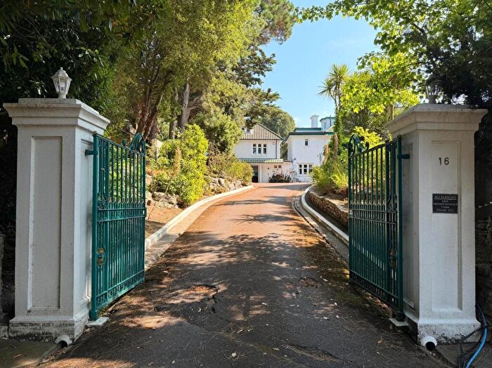 2 Bedroom Flat For Sale In Strathaven West Overcliff Drive, Bournemouth, BH4