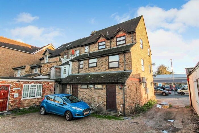 2 Bedroom Flat To Rent In High Street, Iver, SL0