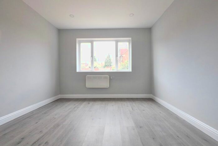 Studio To Rent In Denham Road, Feltham, TW14