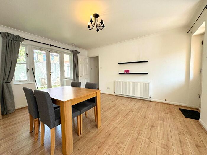 2 Bedroom Apartment To Rent In Whittington Mews, North Finchley, N12