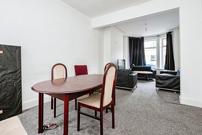 3 Bedroom End Of Terrace House For Sale In Westminster Avenue, Hull, HU8