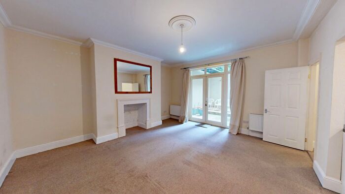 1 Bedroom Flat To Rent In First Avenue, Hove, BN3