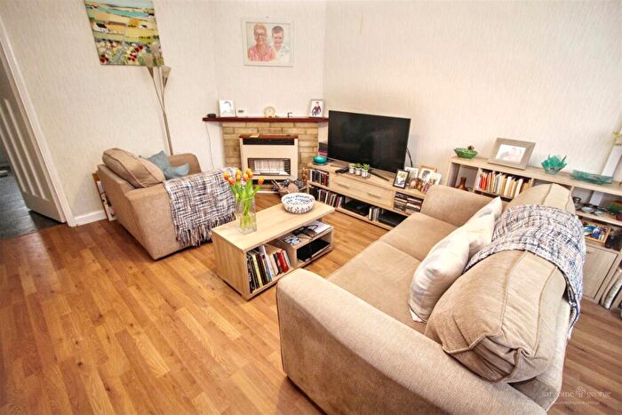 3 Bedroom End Of Terrace House For Sale In Thirlmere Avenue, Tilehurst, Reading, RG30