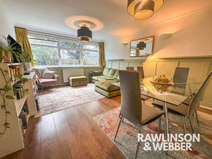 2 Bedroom Apartment For Sale In Glebelands, Claygate, Esher, KT10