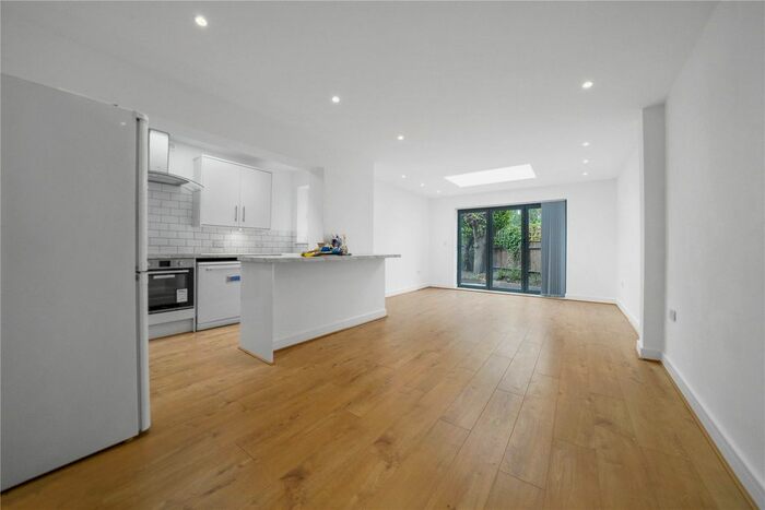 2 Bedroom Flat To Rent In Holmewood Road, Brixton, London, SW2