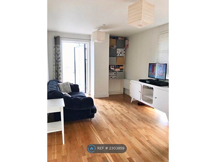 2 Bedroom Flat To Rent In Love Lane, Woolwich, SE18