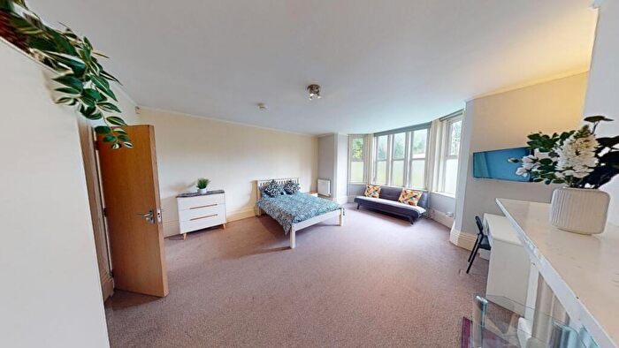 2 Bedroom Flat To Rent In Forest Road West, Nottingham, NG7