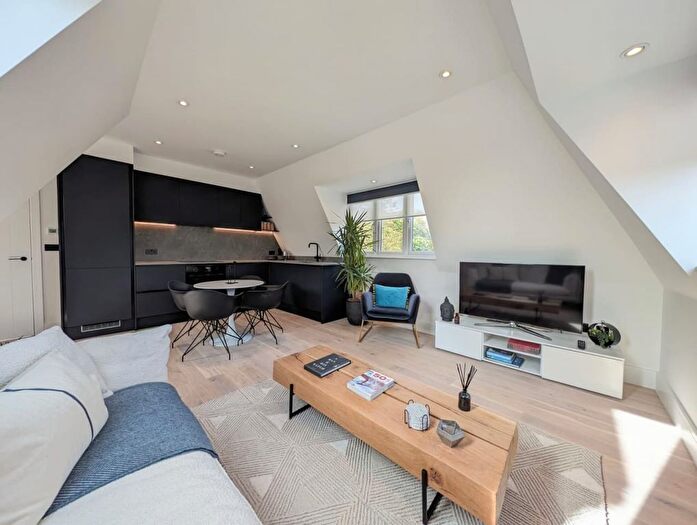 2 Bedroom Flat To Rent In Moss Hall Grove, London, N12