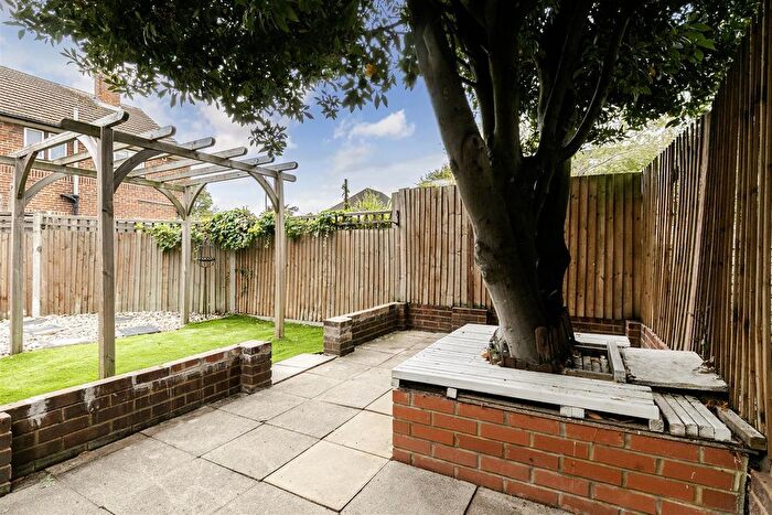 3 Bedroom Flat To Rent In Chestnut Road, Raynes Park, SW20