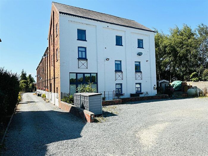 3 Bedroom Maisonette For Sale In The Malt Kiln, Cliffe Common, Selby, YO8