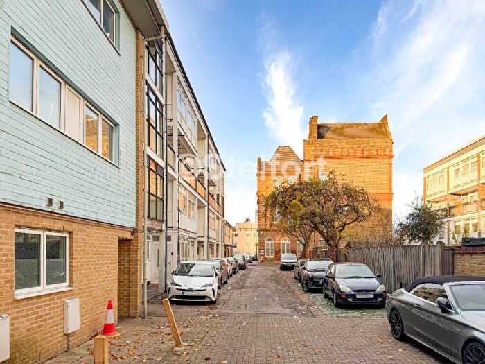 3 Bedroom Maisonette To Rent In Chapman Street, London, E1