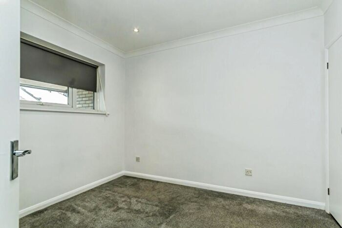 2 Bedroom Flat For Sale In Chaldon Road, Caterham, Surrey, CR3