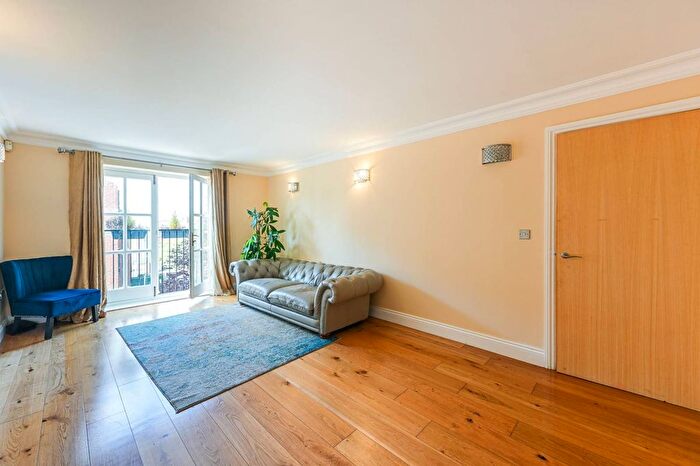 2 Bedroom Flat To Rent In Lordship Lane, East Dulwich, London, SE22