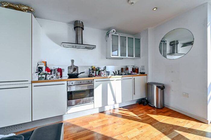 2 Bedroom Flat To Rent In Gainsborough Studios, Hoxton, London, N1