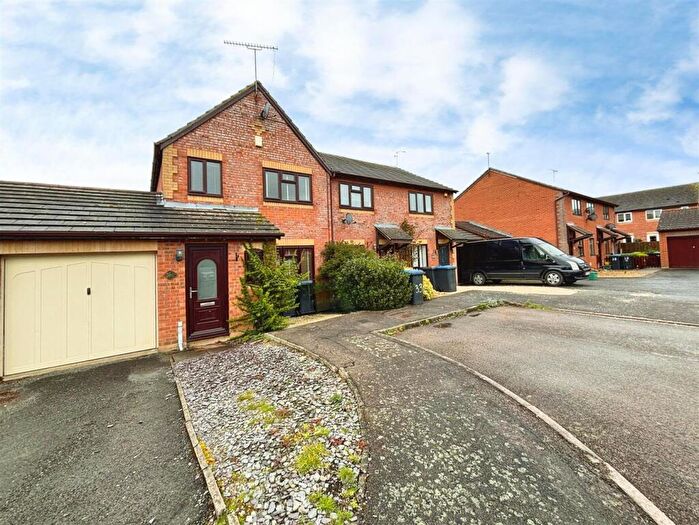 3 Bedroom Semi-Detached House For Sale In Flying Fields Road, Southam, CV47