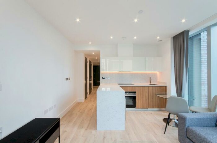 Flat To Rent In Goodman's Fields, Piazza Walk, Aldgate, London, E1