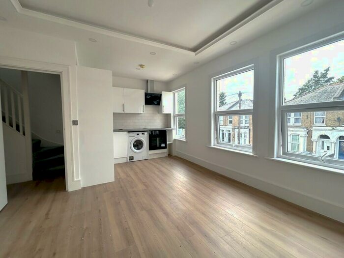3 Bedroom Flat To Rent In Vicarage Road, Tottenham, London, N17