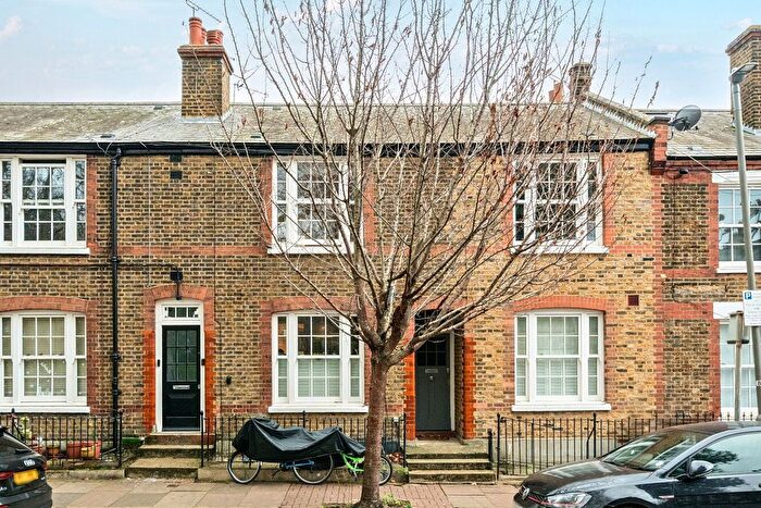 2 Bedroom Flat For Sale In Reform Street, London, SW11