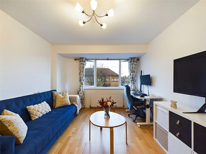1 Bedroom Flat For Sale In Fourth Avenue, Romford, RM7