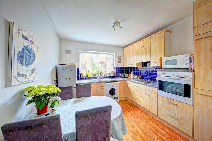 3 Bedroom Flat To Rent In Stephendale Road, London, SW6