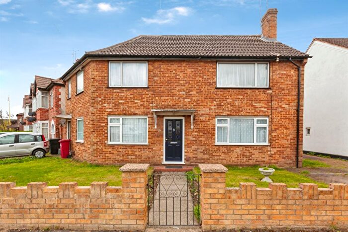 2 Bedroom Maisonette For Sale In Woodland Avenue, Slough, SL1