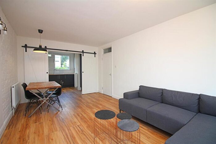 3 Bedroom Flat To Rent In Shrubland Road, London, E8